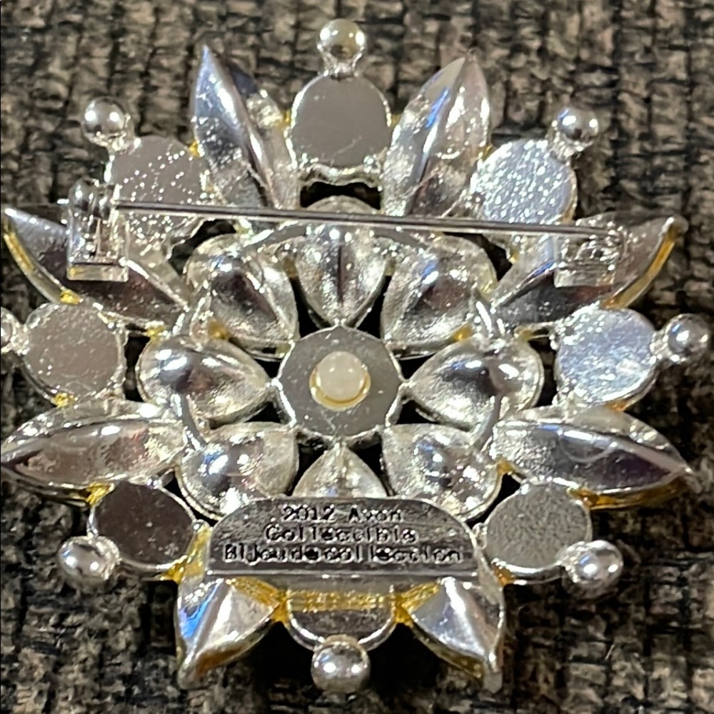 Avon collectible Crystal and Pearl Brooch - Picture 4 of 4
